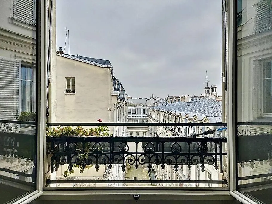 Apartment Anvers Paris