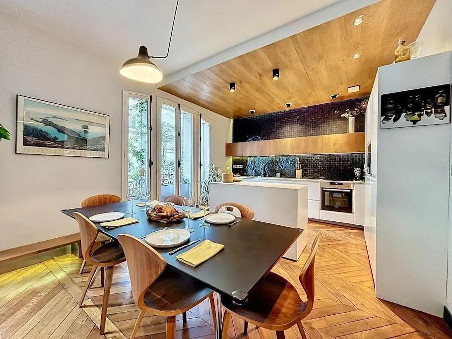 Apartment Anvers Paris
